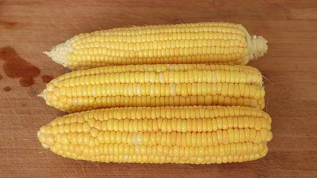 新鲜玉米别总煮着吃，教你个没吃过的做法，松软香甜，营养超美味