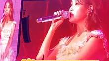 #IU演唱会#IU演唱会上的草莓月亮 她还会坐在热气球上唱歌，即使坐在山顶也能近距离，是谁羡慕了#夏