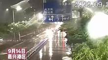台风天撞护栏，司机淡定报警“我醉驾”（供稿：嘉兴交警）#交通安全 #出行安全 