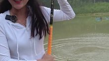 【娜小娜】来钓鱼 老板为啥看到我就跑了，哈哈，猜猜我看上老板的啥了～是钓鱼人_04