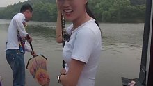 【娜小娜】来钓鱼 人生中第一次一杆钓上两条鱼可以吹一辈子牛了 哈哈哈 户外钓鱼_07
