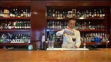 来自福冈奥斯卡酒吧的这位前辈看上去有50多了，两鬓白发看他调酒有些治愈，一生只做一个暖心的调酒师，把