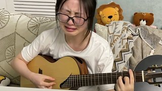 女生练吉他可以这么开心？