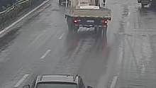货车打滑失控，碰撞后上演旋转180°甩尾！（供稿：台州交警） #道路千万条安全第一条 #交通安全 #