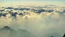 黄山出现云海日一年才50次左右，所以来黄山旅游看到云海的机会不是太多，在直播间里还有发布的作品评论区