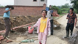 爸爸从广东回来建房子， 小凤回去帮忙干活  ，一家人干活就是快