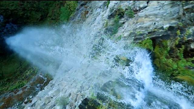 FPV无人机飞入水中，潜入瀑布！FPV水下拍摄的新深度