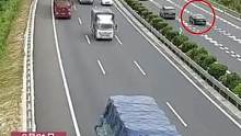 高速行驶为什么不能猛打方向盘？小车司机酿成这个结果，值得警示！（供稿：湖州高速交警）#非凡十年 #节