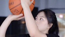 “打球是双向的 我刚好会传球 你刚好三不沾”打篮球的女生 春日运动季