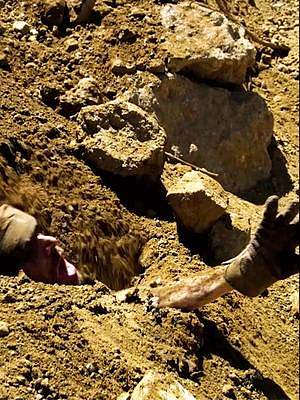 男人被泥土埋在车里，他该如何自救？丨第2集 #宅家dou剧场  #二创激励计划 
