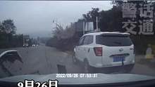 9月26日，贵州贞丰，轿车任性变道，直行车失控冲向对向车道。#贵州dou知道 #交通安全 