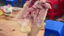 女子吃席时，亲戚剁了个带血的鸡腿给她