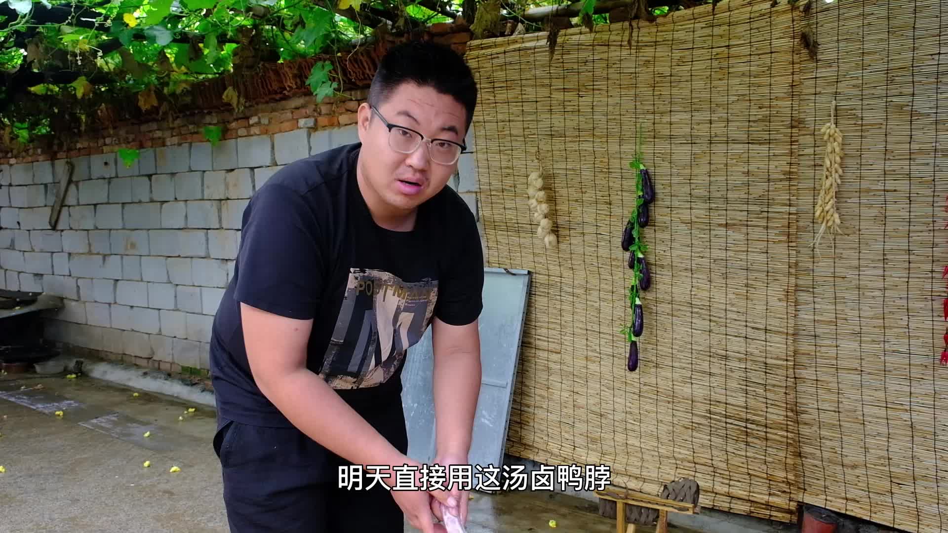 天气下雨没法出摊，500买9斤驴肉炖一大锅，劲道入味，真过瘾
