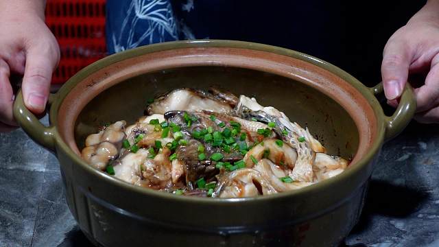 罗非鱼最过瘾的新吃法，不清蒸不红烧不放一滴水，出锅瞬间就扫光