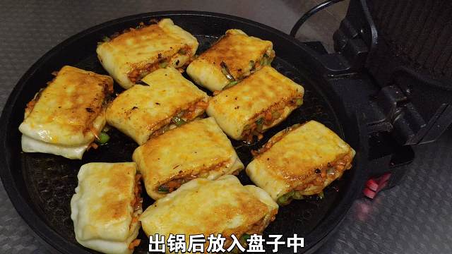 想念学生时代食堂里的青椒饼，咬一口外酥里嫩，做法其实非常简单
