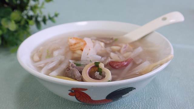 降温了，多给家人喝萝卜汤，加1个鱿鱼一起煲，汤鲜味美营养好喝