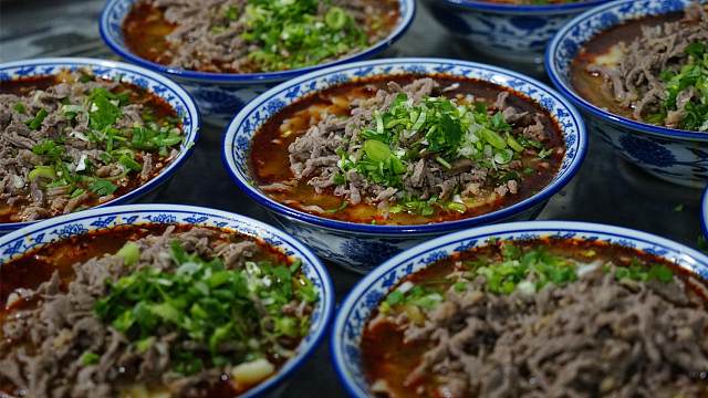 甘肃岷县街头小店，20元吃特色美食牛肉面片，牛肉超多，太划算