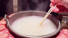解锁火锅新吃法，米汤火锅吃过吗？
