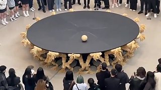韩国首尔现代美术馆，桌上旋转不掉地的小球，居然翻车了