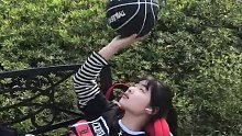 打篮球的女生 好像有篮球有兄弟就够了