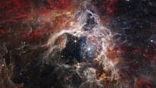 蜘蛛星云距离我们约16.1万光年，直径约1800光年，是目前已知最大的星云，这里是恒星的诞生地，不断