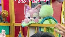妈耶~这也太可爱了叭~嬉闹一路还吃olu手手，哈哈哈，贝儿~#喊她喊她 #玲娜贝儿 #上海迪士尼 #
