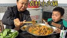 湖北天气降温变冷，晚饭吃个羊腿小火锅暖和暖和，再喝点小酒真香