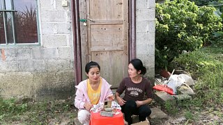 小凤和姐姐一起帮小勇直播卖柿饼，两人意见不一致，大吵起来