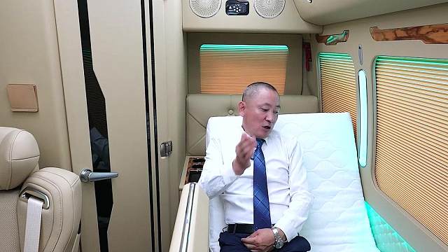 丰田考斯特7座车上能唱歌而且有床有卫生间