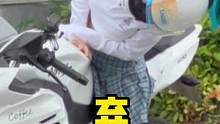 哪有什么钢铁直男，他只是想摸我头盔罢了。#散装中文#女骑 #机车 #搞笑