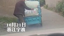 小伙路遇三轮车挡路主动下车帮忙卸货