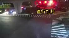 闯红灯被撞飞，惊险！（供稿：嘉兴交警）#交通安全