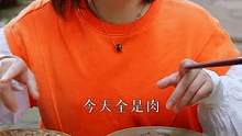 一碗开胃爽口的酸辣粉，配上卤肥餐简直太快乐了；粉丝们，明天吃啥，你们说了算。#酸辣粉 