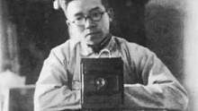 梁思成先生用的相机，德国高兹大画幅#胶片相机 1923年梁思成先生对镜自拍照片，修复后很英俊 #奇妙