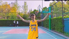 打篮球的女生 庆祝动作 夏天准备来了