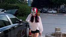 #手办 快乐翻倍——大长腿美女佩戴钢铁侠头盔！#漫威 #钢铁侠头盔 @DOU+小助手