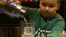还是小孩子好相处哈哈又蹭了一杯酒##调酒师