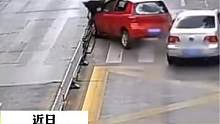 红色小车斑马线前礼让行人，却被后车追尾，撞上了行人！#道路千万条安全第一条 #危险动作请勿模仿