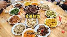 实拍湖南农村杀猪，300多斤的猪6个人抓，杀猪饭满满三桌人，热闹