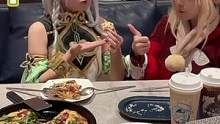 大胃王 #草神 和 #可莉 如果在现实中，会怎么在餐厅吃饭？【 #COS vlog】#原神 #二次元