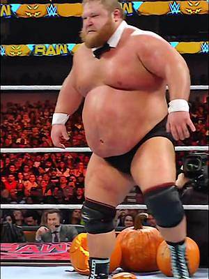 这招叫：毛毛虫飞肘
RAW第1536期
#WWE #奥提斯 #老外真会玩