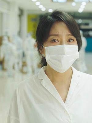 #我們這十年開播 《堅持》單元預(yù)告發(fā)布，從陌生人到宛如一家，這是一場彼此治愈的機緣。@閆妮 @楊玏 