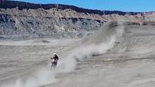 荒漠中一骑绝尘，激情四射，尘土飞扬！#驭道摩旅#越野摩托车#机车#越野  