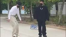 #陈哲远偷偷藏不住片场玩滑板车路透 这是在为剧情学习滑滑板吗？