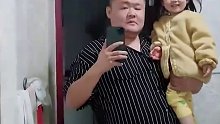爸爸抱女儿照镜子，发愁闺女长得太像自己欲哭无泪：这是亲自生的
