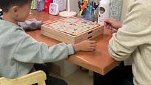 棋类游戏不仅可以锻炼逻辑思维，还能锻炼#专注力 。这套十四和一的多功能棋盘，可以陪伴孩子整个童年#益