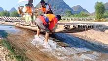 遇龙河的水浅了，竹筏很容易搁浅！游客也帮忙了，到最后还是挺辛苦的！#出来玩啊反正也挣不到钱 #危险动