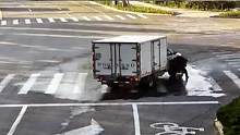 电动车路口被撞翻 都是货车盲区惹的祸