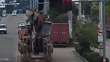 大货车“驮”着挖掘机，撞断红绿灯……#交通安全 #行车安全 
