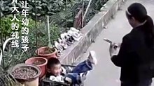 萌娃掉进框里大声求救奶奶，奶奶看到后的第一反应竟然是